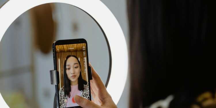 How to Make Money with Online Courses in 2025 — Even If You’re Not an Expert